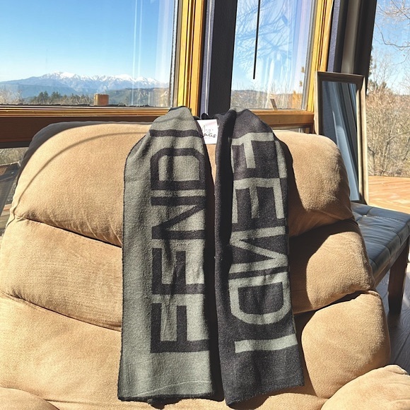 Fendi: Wool Scarf Vintage FENDI Mirrored - Picture 3 of 14